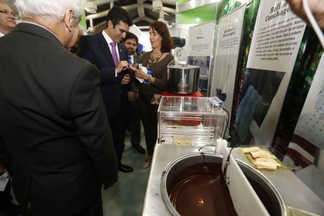 Homenageado com a medalha do Mérito Industrial Simão Miguel Bitar durante a abertura da 14ª edição da Feira da Indústria do Pará (Fipa), nesta quarta-feira (15), no Hangar - Centro de Convenções, o governador Helder Barbalho anunciou, à ocasião, ações que devem modificar o cenário econômico do Estado a longo prazo. 

FOTO: MARCELO SEABRA/ AG. PARÁ
DATA: 15.05.2019
BELÉM - PARÁ <div class='credito_fotos'>Foto: Marcelo Seabra / Ag. Pará   |   <a href='/midias/2019/originais/8f655d90-31a9-4311-85a9-d020377802d8.jpg' download><i class='fa-solid fa-download'></i> Download</a></div>