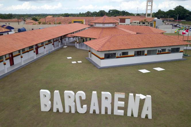 O município de Barcarena entregou à população, nesta sexta-feira (18), a Escola Municipal de Ensino Infantil e Fundamental Professora Ana Dutra de Souza Vale. O nome da instituição é uma homenagem à mãe do vice-governador do Estado, Lúcio Vale, que participou da cerimônia de inauguração ao lado do governador Helder Barbalho. Os recursos da obra, de R$ 997 mil, foram adquiridos por meio de emenda parlamentar de Lúcio, ainda quando era deputado federal.

FOTO: MARCO SANTOS/AGÊNCIA PARÁ
DATA: 19.01.2019
BARCARENA - PARÁ
 <div class='credito_fotos'>Foto: Marco Santos / Ag. Pará   |   <a href='/midias/2019/originais/8f8b4bac-74d8-4f77-8bb3-8820fd67a21b.jpg' download><i class='fa-solid fa-download'></i> Download</a></div>