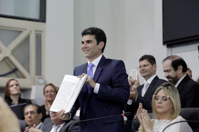 Helder Barbalho (foto) tomou posse como governador do estado do Pará para o quadriênio 2019-2022, ao lado do vice, Lúcio Vale. A sessão solene ocorreu na manhã desta terça-feira (1°), em Belém, no plenário Newton Miranda, da Assembleia Legislativa do Pará (Alepa), e contou com a participação de deputados estaduais e federais, prefeitos, vereadores, secretários escolhidos para compor o novo governo, bem como demais autoridades locais e lideranças dos mais diversos setores. Compuseram a mesa solene, a presidente em exercício da Alepa, a deputada estadual Cilene Couto, o Desembargador do Tribunal de Justiça do Estado do Pará, José Maria Teixeira do Rosário, o senador da República Jader Barbalho, a deputada federal Elcione Barbalho, o vice-prefeito de Belém, Orlando Reis, a presidente do Tribunal de Contas do Estado do Pará, conselheira Lourdes Lima, e o quarto secretário da mesa diretora da Alepa, deputado Soldado Tércio.

FOTO: MARCO SANTOS
DATA: 01.01.2019
BELÉM - PARÁ <div class='credito_fotos'>Foto: MARCO SANTOS   |   <a href='/midias/2019/originais/8f8f2a2c-11f3-4924-931f-beee08e83383.jpg' download><i class='fa-solid fa-download'></i> Download</a></div>