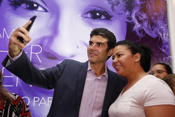 As mulheres paraenses contarão, durante todo o mês de março, com uma vasta programação promovida pelo Governo do Estado, voltada especificamente para elas. O programa “Mulher Paraense”, que reúne 85 iniciativas de órgãos estaduais em todas as regiões do Pará, pretende oferecer mais de sete mil atendimentos nas diferentes áreas de interesse do público feminino, como saúde, educação, oferta de crédito, empreendedorismo e garantia de direitos. O conjunto de ações integradas foi apresentado pelo governador do Estado, Helder Barbalho, no Palácio do Governo, na noite de sexta-feira (8), quando se comemorou o Dia Internacional da Mulher.

FOTO: MARCELO SEABRA / AGÊNCIA PARÁ
DATA: 09.03.2019
BELÉM - PARÁ <div class='credito_fotos'>Foto: Marcelo Seabra / Ag. Pará   |   <a href='/midias/2019/originais/8f9779bf-4d1e-41dc-8fb7-fb75937f76d8.jpg' download><i class='fa-solid fa-download'></i> Download</a></div>