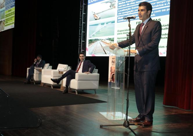 Durante a próxima missão do Programa Governo por Todo o Pará, que percorre Marabá e região entre os dias 2 e 5 de abril, será publicado o decreto permitindo a isenção de ICMS em 17% para a operação de ferro-gusa. A medida, que deve promover a abertura de 7 a 10 mil empregos imediatos, foi anunciada por Helder Barbalho durante o lançamento da 9ª edição do Anuário do Pará, na noite desta segunda-feira, 25, no teatro Maria Sylvia Nunes da Estação das Docas. 

FOTO: RICARDO AMANAJÁS / AGÊNCIA PARÁ
DATA: 26.03.2019
BELÉM - PARÁ <div class='credito_fotos'>Foto: Ricardo Amanajás / Ag. Pará   |   <a href='/midias/2019/originais/8fa03628-ee2c-4e1b-b56b-df3d9621bd55.jpg' download><i class='fa-solid fa-download'></i> Download</a></div>