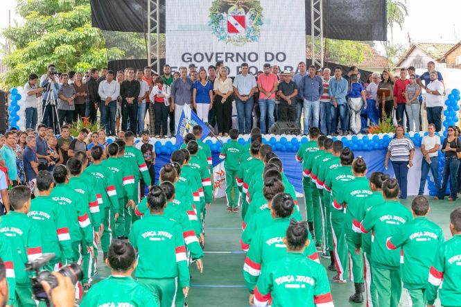 Na manhã desta sexta-feira (17), o governador do Estado, Helder Barbalho, reinaugurou a Escola Estadual de Ensino Fundamental e Médio Manoel Lobato, em Primavera, região bragantina. A unidade de ensino foi reformada e ampliada com recursos de mais de R$ 1.700 milhão, que foram financiados pelo Banco Interamericano de Desenvolvimento (Bid).

FOTO: MARCO SANTOS / AGÊNCIA PARÁ
DATA: 17.05.2019
PRIMAVERA - PARÁ <div class='credito_fotos'>Foto: Marco Santos / Ag. Pará   |   <a href='/midias/2019/originais/8fa2cfcc-570c-4a83-8c81-4593a38c40c0.jpg' download><i class='fa-solid fa-download'></i> Download</a></div>