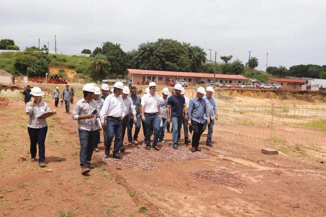 No penúltimo dia do programa Governo por Todo o Pará no oeste paraense, o governador Helder Barbalho irá nesta sexta-feira (22) aos municípios de Trairão e Itaituba, para conhecer as demandas da população e fiscalizar o andamento de ações prioritárias ao desenvolvimento do Pará. A partir das 11 h, o governador participará em Trairão da entrega da Escola Estadual Everaldo Martins, que passou por obras de reforma e ampliação, orçadas em R$ 1,7 milhão.

FOTO: MARCO SANTOS / AGÊNCIA PARÁ
DATA: 21.03.2019
SANTARÉM - PA <div class='credito_fotos'>Foto: Marco Santos / Ag. Pará   |   <a href='/midias/2019/originais/8fa75139-9366-4094-99f1-5fb0f68136a3.jpg' download><i class='fa-solid fa-download'></i> Download</a></div>