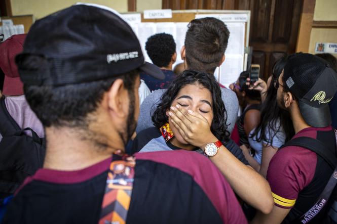 Os vestibulandos do Processo Seletivo 2019 (Prosel) da Universidade do Estado do Pará (Uepa) já podem verificar se seu nome consta na terceira lista de repescagem divulgada pela instituição nesta terça-feira (12). Ao todo, 701 candidatos foram convocados para o ingresso na Universidade. Deste total, 478 são de convocações a alunos cotistas. Nos municípios do interior, foram chamados 335 novos aprovados.

FOTO: NAILANA THIELY
DATA: 13.03.19
BELÉM-PARÁ <div class='credito_fotos'>Foto: Nailana Thiely / Ascom Uepa   |   <a href='/midias/2019/originais/8faff19a-f4c0-4614-9d2d-abc6b16a7d8f.jpg' download><i class='fa-solid fa-download'></i> Download</a></div>