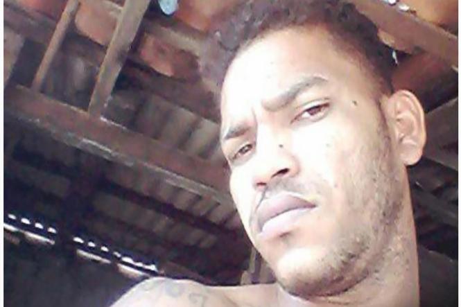 Uma operação para prender integrantes de uma organização criminosa envolvida em tráfico de drogas, no município de Nova Esperança do Piriá, no nordeste paraense, foi deflagrada pela Polícia Civil nesta sexta-feira (15). Denominada Xeque-Mate, a ação resultou em sete prisões, seis delas em cumprimento a mandados judiciais de prisão preventiva. Além das ordens de prisão, foram cumpridos mandados de busca e apreensão, e apreendidos arma de fogo e celulares.
Na foto Genilson Monteiro Nunes

FOTO: ASCOM / POLÍCIA CIVIL
DATA: 16.03.2019
NOVA ESPERANÇA DO PIRIÁ  - PA <div class='credito_fotos'>Foto: Ascom / Polícia Civil   |   <a href='/midias/2019/originais/8ff0a0ab-0a8d-4cdb-a471-b0cb184f918f.jpg' download><i class='fa-solid fa-download'></i> Download</a></div>