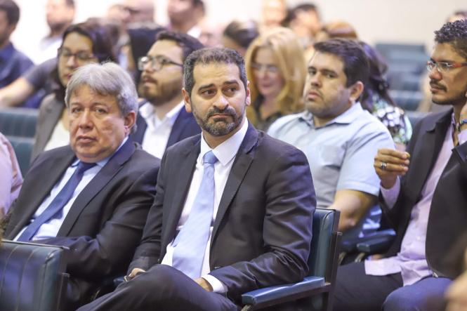 O governador do Estado do Pará, Helder Barbalho, juntamente com o vice Lúcio Vale, participou, na manhã desta quarta-feira (17), da entrega de outorga Doutor Honoris Causa, concedida pela Universidade Federal Rural da Amazônia (Ufra), a Anivaldo Vale. A cerimônia ocorreu na sede na universidade, como parte das comemorações dos 68 anos da instituição.

FOTO: MARCO SANTOS / AGÊNCIA PARÁ
DATA: 17.04.2019
BELÉM - PARÁ <div class='credito_fotos'>Foto: Marco Santos / Ag. Pará   |   <a href='/midias/2019/originais/901158e2-76f3-4519-9ff0-fd1e383cd1e6.jpg' download><i class='fa-solid fa-download'></i> Download</a></div>