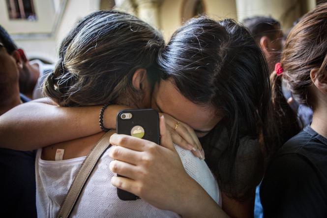 Em meio a batucadas, cores e brilhos, ficaram conhecidos os 3.650 aprovados no Processo Seletivo (Prosel) 2019 da Universidade do Estado do Pará (Uepa), na manhã desta sexta (25). No pátio da Reitoria, candidatos, pais, amigos e professores aguardavam ansiosos, junto às emissoras de rádio que fazem a leitura dos nomes.

FOTO: NAILANA THIELY / ASCOM UEPA
DATA: 25.01.2019
BELÉM - PARÁ <div class='credito_fotos'>Foto: Fernando Araújo/Ag. Pará   |   <a href='/midias/2019/originais/90262e8c-28e2-4925-ab11-8b312c78c620.jpg' download><i class='fa-solid fa-download'></i> Download</a></div>