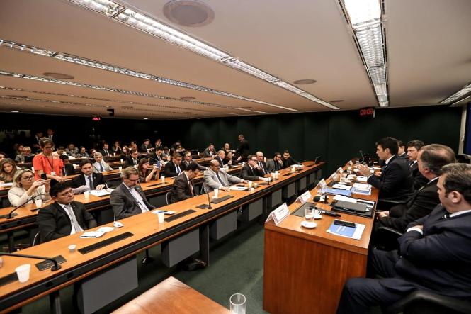 Na tarde desta terça-feira (9), o governador Helder Barbalho participa, em Brasília, de audiência pública que discutirá as “As ameaças de revogação da Lei Kandir e seus impactos para a economia brasileira." A reunião ordinária será na Comissão de Finanças e Tributação da Câmara dos Deputados. Participam do encontro ainda Renato Conchon, coordenador do núcleo econômico da CNA; Germano Stevens, diretor-geral da União Nacional dos Legisladores e Legislativos Estaduais; Rogério dos Santos Croscato, representante da Organização das Cooperativas Brasileiras.

FOTO: JAILSON SAM
DATA: 09.04.2019
BRASÍLIA - DF <div class='credito_fotos'>Foto: Jailson Sam / Divulgação   |   <a href='/midias/2019/originais/90353595-a7ff-4325-913f-f9b5e22038e2.jpg' download><i class='fa-solid fa-download'></i> Download</a></div>