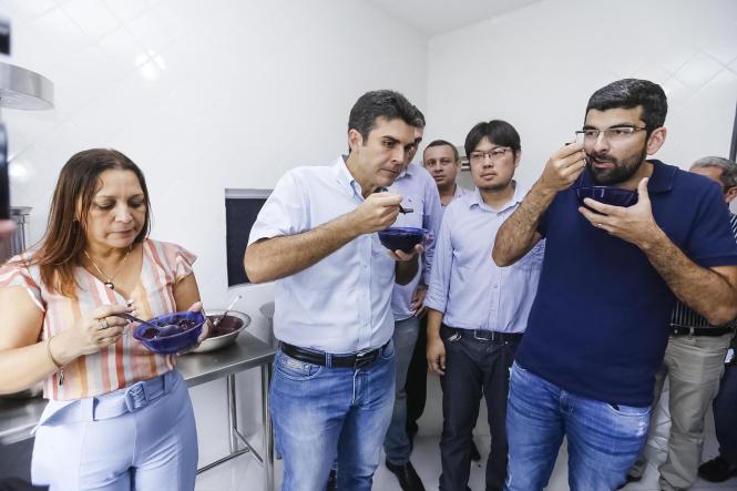 Quase 200 famílias serão beneficiadas, direta e indiretamente, com a abertura da agroindústria de beneficiamento de frutas na comunidade de Vila São Manoel, na zona rural de Moju, no nordeste paraense. A inauguração aconteceu neste sábado (16), e contou com a presença do governador do Estado, Helder Barbalho, e da prefeita do município, Nilma Lima.

FOTO: MARCELO SEABRA / AGÊNCIA PARÁ
DATA: 16.03.2019
MOJU - PA <div class='credito_fotos'>Foto: Marcelo Seabra / Ag. Pará   |   <a href='/midias/2019/originais/9041d973-a34b-4693-b9b7-d59cc53c31f3.jpg' download><i class='fa-solid fa-download'></i> Download</a></div>