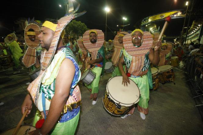 O carnaval toma conta das ruas de Belém neste final de semana, tanto nas ruas históricas da Cidade Velha como na Aldeia Amazônica Davi Miguel, com o desfile das escolas de samba. E após nove anos, o brilho do desfile organizado pela Liga das Escolas de Samba foi assistido das arquibancadas e também nos lares de milhões de famílias sintonizadas na Cultura Rede de Comunicação, que transmitiu ao vivo o desfile do Grupo Especial.

FOTO: FERNANDO ARAÚJO / AGÊNCIA PARÁ
DATA: 24.02.2019
BELÉM - PARÁ <div class='credito_fotos'>Foto: Fernando Araújo / agência Pará   |   <a href='/midias/2019/originais/905bd934-1422-47eb-9935-f6edcc33d9be.jpg' download><i class='fa-solid fa-download'></i> Download</a></div>