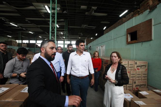 O governador Helder Barbalho considerou deteriorado o prédio e galpão do Departamento de Administração e Serviços (DAS) da Secretaria de Estado de Saúde do Pará (Sespa), durante visita técnica ao local na manhã desta sexta-feira (25). O objetivo foi verificar o estado atual da edificação, que requer um protocolo de intenções para reforma e readequação do espaço, em atividade desde a década de 1980.

FOTO: FERNANDO ARAÚJO / AG. PARÁ
DATA: 25.01.2019
BELÉM - PARÁ <div class='credito_fotos'>Foto: Fernando Araújo/Ag. Pará   |   <a href='/midias/2019/originais/9071ce35-37da-444f-98bc-28a1e460937f.jpg' download><i class='fa-solid fa-download'></i> Download</a></div>