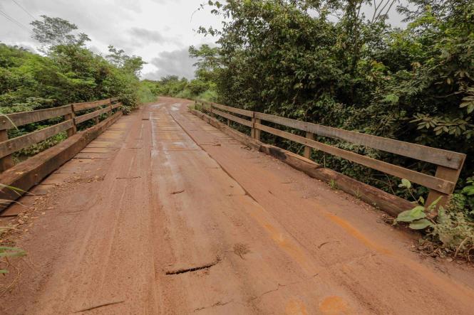 Conceição do Araguaia, no sul do Pará, recebeu, nesta sexta-feira (5), a comitiva do Governo por Todo o Pará, que, desde o último dia 2, está no sul e sudeste do Estado, levando obras e serviços aos moradores da região. Acompanhado de outras autoridades estaduais, municipais e de deputados, o governador Helder Barbalho chegou, no fim da manhã à cidade, para assinar a Ordem de Serviço que garante o início das obras de construção de 18 pontes de concreto no município.

FOTO: MARCO SANTOS / AGÊNCIA PARÁ
DATA: 05.04.2019
CONCEIÇÃO DO ARAGUAIA - PA <div class='credito_fotos'>Foto: Marco Santos / Ag. Pará   |   <a href='/midias/2019/originais/9098a72f-adc2-4ad8-8b90-0e504113739b.jpg' download><i class='fa-solid fa-download'></i> Download</a></div>