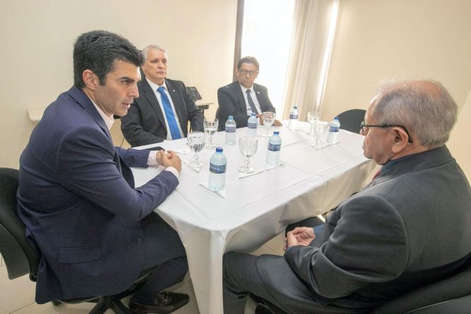 Durante agenda no Pará, nesta quarta (24) e quinta-feira (25), o secretário Especial de Assuntos Estratégicos da Presidência da República, o general reformado do Exército Maynard Marques de Santa Rosa, esteve com autoridades do Estado, membros da iniciativa privada, da academia e da sociedade civil para apresentar a minuta do decreto que irá criar o Grupo de Trabalho Interministerial (GTI) para o planejamento e execução do Programa Barão do Rio Branco (PBRB). Um dos compromissos foi o encontro com o governador Helder Barbalho, nesta quinta.

FOTO: MARCO SANTOS / AGÊNCIA PARÁ
DATA: 25.04.2019
BELÉM - PARÁ <div class='credito_fotos'>Foto: Marco Santos / Ag. Pará   |   <a href='/midias/2019/originais/90ab08b7-98d8-42af-be5e-eaca9635e5cc.jpg' download><i class='fa-solid fa-download'></i> Download</a></div>