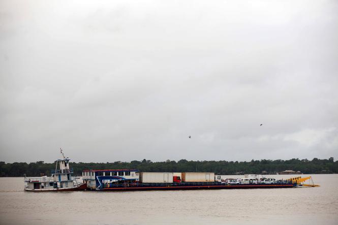 O decreto publicado na última sexta (1º), que renuncia o Imposto sobre Circulação de Mercadorias e Serviços (ICMS) nas passagens de balsa da travessia Belém- Arapari- Belém, vem beneficiando muitos condutores de veículos que utilizam o transporte. A medida diminui o valor do serviço em até R$ 7,45 para os usuários de carros pequenos e médios, de motocicletas e de utilitários grandes.

FOTO: MAYCON NUNES / AG. PARÁ
DATA: 05.01.2019
BELÉM - PARÁ <div class='credito_fotos'>Foto: Maycon Nunes / Ag. Pará   |   <a href='/midias/2019/originais/90be4c61-a200-4d7b-93bf-79acfbcfa7e3.jpg' download><i class='fa-solid fa-download'></i> Download</a></div>