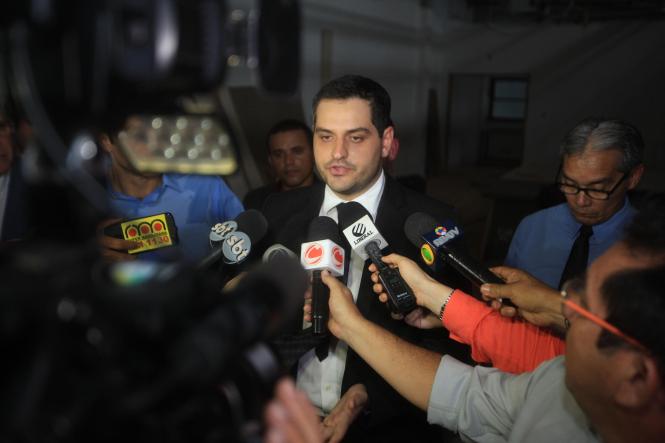 O Governador Helder barbalho realizou uma vistoria nas obras do Hospital Abelardo Santos, em Icoaraci, na tarde desta quinta-feira (03). De acordo com Helder, após cinco anos de obras o que se constatou durante a visita é que há a necessidade de vários serviços que ainda precisam ser realizados. O Governador solicitou ainda à Auditoria Geral do Estado (AGE) uma revisão de mais de 170 milhões de reais em contratos que foram realizados para a construção do Hospítal. Segundo Helder Barbalho, pelo valor total dos contratos, o preço de construção de cada metro quadrado teria saído por mais de R$14,5 mil. “O metro quadrado mais caro do Brasil”, destacou Helder. Um segundo ponto que deve ser levado em conta, como explicou o governador à imprensa durante coletiva, é a contratação, por parte de governo anterior, de uma Organização Social (OS) para administrar o Abelardo Santos. “Esta OS já recebeu R$ 31 milhões de reais sem que o hospital esteja funcionando”. declarou o governador. Na foto, o Procurador Geral do Estado, Ricardo Seffer.

FOTO: THIAGO GOMES / AG. PARÁ
DATA: 03.01.2019
ICOARACI - PARÁ <div class='credito_fotos'>Foto: Thiago Gomes /Ag. Pará   |   <a href='/midias/2019/originais/90c52431-106c-478b-ad73-9a5b6363202d.jpg' download><i class='fa-solid fa-download'></i> Download</a></div>
