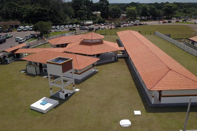 O município de Barcarena entregou à população, nesta sexta-feira (18), a Escola Municipal de Ensino Infantil e Fundamental Professora Ana Dutra de Souza Vale. O nome da instituição é uma homenagem à mãe do vice-governador do Estado, Lúcio Vale, que participou da cerimônia de inauguração ao lado do governador Helder Barbalho. Os recursos da obra, de R$ 997 mil, foram adquiridos por meio de emenda parlamentar de Lúcio, ainda quando era deputado federal.

FOTO: MARCO SANTOS/AGÊNCIA PARÁ
DATA: 19.01.2019
BARCARENA - PARÁ
 <div class='credito_fotos'>Foto: Marco Santos / Ag. Pará   |   <a href='/midias/2019/originais/90ce0891-58e9-4f39-8409-38ced419ed1a.jpg' download><i class='fa-solid fa-download'></i> Download</a></div>