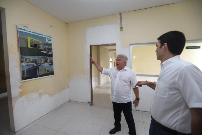 A obra do hospital de Mojuí dos Campos, município do oeste do Pará, que fica a 37 Km de Santarém, receberá os recursos financeiros e os equipamentos necessários para que seja concluída o mais breve possível. A garantia foi dada neste sábado (23), pelo governador Helder Barbalho, que visitou as instalações da unidade de saúde dentro da agenda do Governo Por Todo o Pará.

FOTO: MARCO SANTOS / AG. PARÁ
DATA: 23.03.2019
MOJUÍ DOS CAMPOS - PARÁ <div class='credito_fotos'>Foto: Marco Santos / Ag. Pará   |   <a href='/midias/2019/originais/90e04079-e8c2-4574-8e96-bfa5152cfa43.jpg' download><i class='fa-solid fa-download'></i> Download</a></div>
