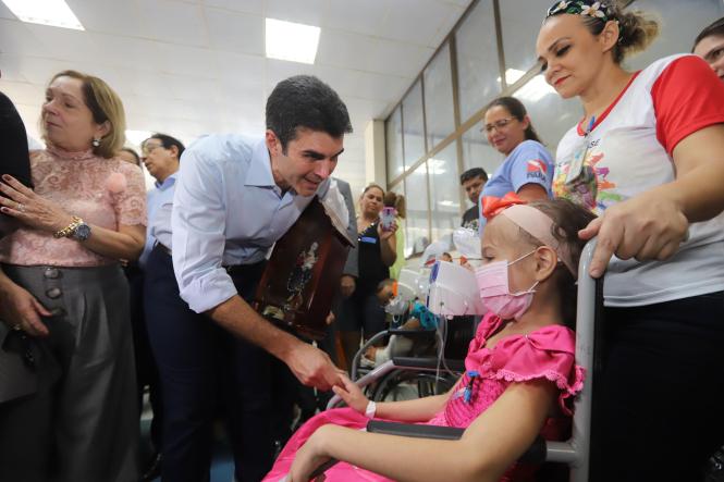 O governador do Estado, Helder Barbalho, e a primeira-dama, Daniela Barbalho, visitaram, no início da tarde desta quinta-feira (21), em Santarém, no oeste do Estado, o Hospital Regional do Baixo Amazonas, onde inauguraram, junto com o secretário de Estado de Saúde Pública, Alberto Beltrame, a primeira classe hospitalar da casa de saúde, que passa, a partir de agora, a atender os pacientes em idade escolar internados para tratamento. A visita foi acompanhada pelo secretário Regional de Governo do Baixo Amazonas, Henderson Pinto, e deputados estaduais.
FOTO: MARCO SANTOS / AGÊNCIA PARÁ
DATA: 21.03.2019
SANTARÉM - PA <div class='credito_fotos'>Foto: Marco Santos / Ag. Pará | <a href='/midias/2019/originais/90e55d5d-000a-4da4-b512-5b5be8b65723.jpg' download><i class='fa-solid fa-download'></i> Download</a></div>