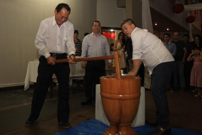 A comunidade nipo-brasileira do Pará comemorou a entrada de 2019 no auditório da Associação Pan-Amazônia Nipo-Brasileira, no domingo (6), em Belém. O evento deu início às homenagens aos 90 anos da imigração japonesa na Amazônia e contou com a presença do Governo do Estado. O chefe de gabinete, Luiziel Guedes, esteve representando o governador Helder Barbalho.

FOTO: CARLOS SODRÉ / AG. PARÁ
DATA: 06.01.2019
BELÉM - PARÁ <div class='credito_fotos'>Foto: CARLOS SODRÉ / AG. PARÁ    |   <a href='/midias/2019/originais/917cafcb-ab7c-4585-b8e8-02bbd01e2925.jpg' download><i class='fa-solid fa-download'></i> Download</a></div>