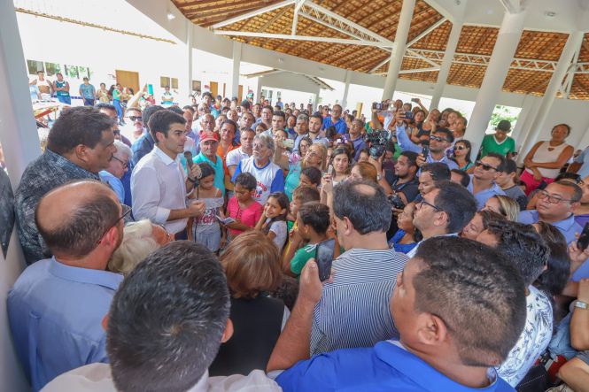Construída por meio de um convênio firmado entre a Prefeitura e o governo do Estado, no valor de R$ 984.663,51, a Escola Estadual Magalhães Barata foi inaugurada na tarde desta quinta-feira (18), na comunidade de Ariri, zona rural de Colares, município do nordeste paraense.

FOTO: MARCO SANTOS / AGÊNCIA PARÁ
DATA: 18.04.2019
COLARES - PARÁ <div class='credito_fotos'>Foto: Marco Santos / Ag. Pará   |   <a href='/midias/2019/originais/91ea4ab2-3d38-4eb3-ab24-9afefb40b8e2.jpg' download><i class='fa-solid fa-download'></i> Download</a></div>