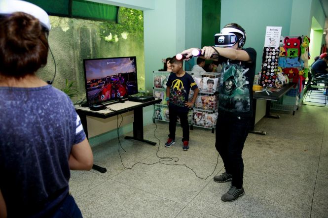 História em quadrinhos, cultura pop e todo o universo dos super-heróis. Assim, o Centro Integrado de Inclusão e Cidadania (CIIC) recebeu durante todo o final de semana a Amazônia Comicon 2019, que esse ano trouxe a proposta de inclusão e acessibilidade para as pessoas com deficiência.

FOTO: RICARDO AMANAJÁS / AGÊNCIA PARÁ
DATA: 27.05.2019
BELÉM - PARÁ <div class='credito_fotos'>Foto: Ricardo Amanajás / Ag. Pará   |   <a href='/midias/2019/originais/920e186d-5bb9-4f93-81b0-6c24aea4c6e9.jpg' download><i class='fa-solid fa-download'></i> Download</a></div>