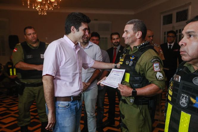 A ação de salvamento da pequena Maria Alice, de apenas 8 meses de vida, envolvendo seis policiais militares do Batalhão de Polícia Rodoviária Estadual (BPRV) foi condecorada com menção honrosa pelo governador Helder Barbalho. Em cerimônia de Ato de Concessão de Mérito por Atuação em Ocorrência realizada na noite desta sexta, 24, na sede do Palácio do Governo, o chefe do Executivo Estadual enalteceu a atuação dos PMs e os citou como exemplo e regra da instituição.

FOTO: RICARDO AMANAJÁS / AGÊNCIA PARÁ
DATA: 24.05.2019
BELÉM - PARÁ <div class='credito_fotos'>Foto: Ricardo Amanajás / Ag. Pará   |   <a href='/midias/2019/originais/92157053-2028-43a3-9ea7-6a859ea88e18.jpg' download><i class='fa-solid fa-download'></i> Download</a></div>