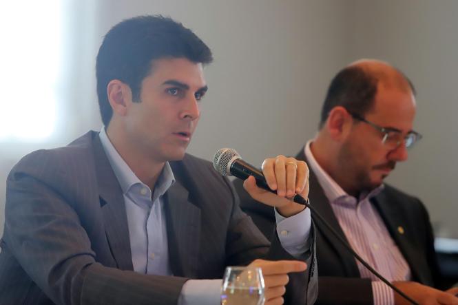 O governador Helder Barbalho esteve reunido, nesta segunda-feira (11), com dirigentes da administração indireta do Governo do Estado. O objetivo do encontro foi fazer um diagnóstico da situação encontrada em cada órgão, apresentando um cronograma de ações para os 100 primeiros dias de gestão e destacando os cinco projetos prioritários. 


FOTO: MARCO SANTOS / AGÊNCIA PARÁ
DATA: 12.02.2019
BELÉM - PARÁ <div class='credito_fotos'>Foto: Marco Santos / Ag. Pará   |   <a href='/midias/2019/originais/921dcf8a-3e04-4992-9954-ff80aaf435ed.jpg' download><i class='fa-solid fa-download'></i> Download</a></div>