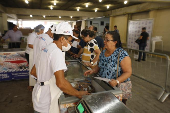 A opção de comprar mais barato o peixe para o almoço da Sexta-feira Santa levou milhares de pessoas para a Feira do Pescado, promovida pelo governo do Estado, por meio da Secretaria de Desenvolvimento Agropecuário e da Pesca (Sedap). As filas se formaram desde às 6h, à espera do atendimento que começou às 8h, nos oito pontos de venda espalhados por Belém, Ananindeua e Marituba.

FOTO: MAYCON NUNES / AGÊNCIA PARÁ
DATA: 17.04.2019
BELÉM - PARÁ <div class='credito_fotos'>Foto: Maycon Nunes / Ag. Pará   |   <a href='/midias/2019/originais/923d7406-c33c-49a1-9b58-bf27547f5b63.jpg' download><i class='fa-solid fa-download'></i> Download</a></div>