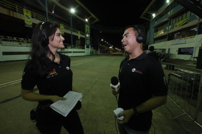 O carnaval toma conta das ruas de Belém neste final de semana, tanto nas ruas históricas da Cidade Velha como na Aldeia Amazônica Davi Miguel, com o desfile das escolas de samba. E após nove anos, o brilho do desfile organizado pela Liga das Escolas de Samba foi assistido das arquibancadas e também nos lares de milhões de famílias sintonizadas na Cultura Rede de Comunicação, que transmitiu ao vivo o desfile do Grupo Especial.

FOTO: FERNANDO ARAÚJO / AGÊNCIA PARÁ
DATA: 24.02.2019
BELÉM - PARÁ <div class='credito_fotos'>Foto: Fernando Araújo / agência Pará   |   <a href='/midias/2019/originais/92470bc5-9b59-4190-a097-2c9a4aeae34d.jpg' download><i class='fa-solid fa-download'></i> Download</a></div>