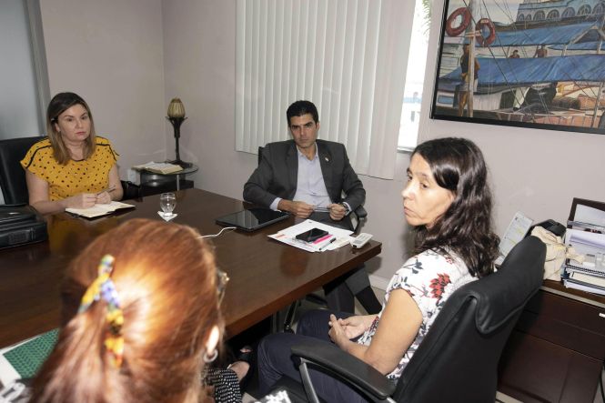 Entre as ações de valorização do turismo no Pará, o governo do Estado pretende fortalecer o Museu Paraense Emílio Goeldi (MPEG) como um dos pontos de atração de visitantes para a capital paraense. O chefe do Executivo Estadual, Helder Barbalho recebeu, na tarde desta terça-feira (14), no Palácio do Governo, em Belém, a diretora da instituição, a bióloga Ana Luísa Albernaz, e tratou deste e de outros assuntos.

FOTO: MARCO SANTOS / AGÊNCIA PARÁ
DATA: 14.05.2019
BELÉM - PARÁ <div class='credito_fotos'>Foto: Marco Santos / Ag. Pará   |   <a href='/midias/2019/originais/929d6bf4-f0b3-40aa-8f18-d7208f74870d.jpg' download><i class='fa-solid fa-download'></i> Download</a></div>