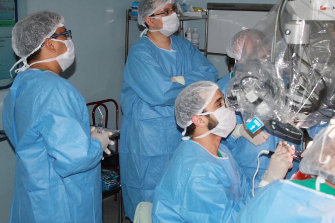 Jhonata da Silva nasceu com uma malformação cerebral e, desde os seis anos, sofria seis crises epilépticas por dia na casa onde vive com a família em Boa Vista do Cuçari, localizada no município de Prainha, no oeste do Pará. Também as quedas constantes e a perda da força associada à dificuldade para a realização das atividades diárias impediram que ele estudasse e trabalhasse. Nem mesmo as quatro medicações tomadas diariamente garantiram a rotina comum de um jovem de 26 anos. A esperança de ter qualidade vida surgiu com a calosotomia, metodologia cirúrgica realizada pela primeira vez no Pará na última segunda-feira (22), no Hospital Ophir Loyola (HOL), em Belém.
Francinaldo Gomes.

FOTO: ASCOM / OPHIR LOYOLA
DATA: 24.04.2019
BELÉM - PARÁ <div class='credito_fotos'>Foto: ASCOM / OPHIR LOYOLA   |   <a href='/midias/2019/originais/92ae54b5-1d62-4d28-abee-ba12a3c10a80.jpg' download><i class='fa-solid fa-download'></i> Download</a></div>