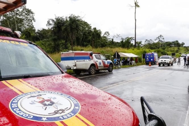 O Corpo de Bombeiros do Pará informa que suspendeu, por volta de 18h20 deste sábado (6), as buscas no Rio Moju, na área em que parte da terceira ponte da Alça Viária desabou após uma balsa colidir com um dos pilares da estrutura pouco depois de 1h da manhã. Uma testemunha afirmou que dois veículos de passeio teriam caído. Com a ajuda da Capitania dos Portos, mergulhadores realizaram a varredura na área durante todo o dia, mas nem os carros, nem as possíveis vítimas, foram localizadas até o momento. 

FOTO:WAGNER SANTANA / AGÊNCIA PARÁ
DATA: 06.04.2019
MOJU - PA <div class='credito_fotos'>Foto: Wagner Santana / Ag. Pará   |   <a href='/midias/2019/originais/92b0703d-d2f7-45fa-8329-6c4d5e7a59cf.jpg' download><i class='fa-solid fa-download'></i> Download</a></div>