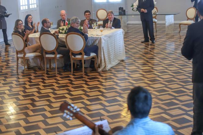 O governador Helder Barbalho recebeu, no início da tarde desta terça-feira (16), no Palácio do Governo, em Belém, junto com o vice-governador, Lúcio Vale, o embaixador da Irlanda, Sean Hoy, que participa, na capital paraense, do Fórum das Assessorias de Relações Internacionais das Universidades Brasileiras (Faubai), evento que começou no último dia 13 e prossegue até esta quarta-feira (17). Os secretários de Estado de Ciência e Tecnologia, Carlos Maneschy, e de Desenvolvimento Econômico, Iran Lima, também acompanharam o encontro, em que foram tratadas possíveis parcerias entre o Pará e a Irlanda, em diferentes áreas, com enfoque especial para a educação.

FOTO: MARCO SANTOS / AGÊNCIA PARÁ
DATA: 16.04.2019
BELÉM - PARÁ <div class='credito_fotos'>Foto: Marco Santos / Ag. Pará   |   <a href='/midias/2019/originais/92b09c50-01c6-435d-a05c-73ac95c3b1cc.jpg' download><i class='fa-solid fa-download'></i> Download</a></div>