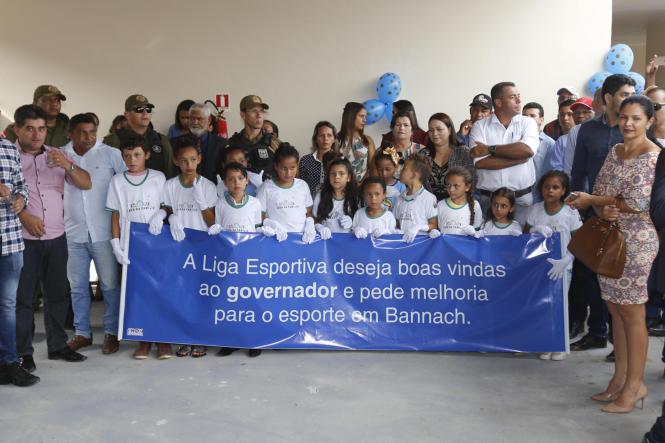 Menor município do Estado em contingente populacional (são pouco mais de 3,3 mil habitantes segundo estimativa do IBGE), Bannach, na região sul do Pará, recebeu, na tarde desta sexta-feira (05), a visita do governador Helder Barbalho, que já havia estado na cidade na condição de ministro da Integração Nacional. E, agora, como chefe do Executivo estadual, voltou para inaugurar uma Unidade Integrada de Polícia e anunciar novos investimentos, como a liberação de cinco quilômetros de asfalto para a sede do município, a futura inauguração de uma agência do Banco do Estado do Pará (Banpará) e um convênio para a construção de algumas pontes localizadas nas vicinais do município.

FOTO: MARCELO SEABRA / AGÊNCIA PARÁ
DATA: 05.04.2019
BELÉM - PA <div class='credito_fotos'>Foto: Marcelo Seabra / Ag. Pará   |   <a href='/midias/2019/originais/92b21f6d-72a9-4ff8-9b4a-d13a3a0320f4.jpg' download><i class='fa-solid fa-download'></i> Download</a></div>
