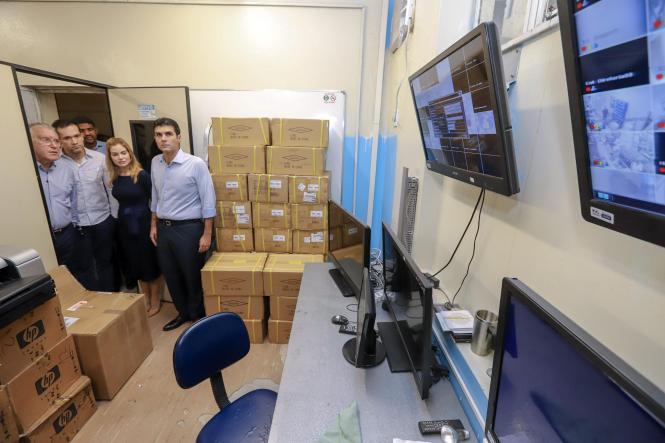 O governador do Estado e a primeira dama, Helder e Daniela Barbalho, consideraram inadequada e grave a situação estrutural e de atendimento do Hospital Ophir Loyola, durante visita na manhã desta terça-feira (12). A unidade de saúde é um centro de alta complexidade em oncologia no Pará e referência em neurocirurgia, nefrologia e transplantes. O hospital que realiza uma média de 3.500 atendimentos e de 325 internações mensais. Segundo Helder, que fez questão de estar presente para observar, ouvir e saber da realidade dos serviços de saúde para aqueles que necessitam do tratamento de combate ao câncer junto com seus familiares, a situação é dramática e inaceitável.

FOTO: MARCO SANTOS / AG. PARÁ
DATA: 12.02.2019
BELÉM - PARÁ <div class='credito_fotos'>Foto: Marco Santos / Ag. Pará   |   <a href='/midias/2019/originais/92be021e-2457-4d9a-bd84-5d5427ca1c48.jpg' download><i class='fa-solid fa-download'></i> Download</a></div>