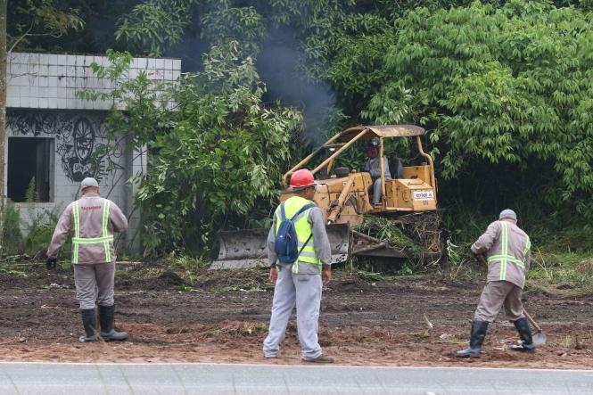 O secretário de Estado de Transportes, Pádua Andrade, vistoriou nesta quinta-feira, 1º de fevereiro,  as obras de infraestrutura do pátio de triagem de caminhões, que está em obras no Km 10,5 da BR 316. O local servirá de estacionamento para caminhões, que chegarem a partir de hoje à cidade, nos horários restritos para circulação no corredor das obras de requalificação da BR 316. O pátio de triagem, que está sendo construído no terreno, que abrigava a antiga fábrica Inca, ficará pronto em 60 dias.

FOTO: WAGNER SANTANA / AGÊNCIA PARÁ
DATA: 01.02.2019
BELÉM - PARÁ <div class='credito_fotos'>Foto: Wagner Santana / Ag. Pará   |   <a href='/midias/2019/originais/92ebc14e-66a4-4c2a-9d62-5e43ff65dbd9.jpg' download><i class='fa-solid fa-download'></i> Download</a></div>