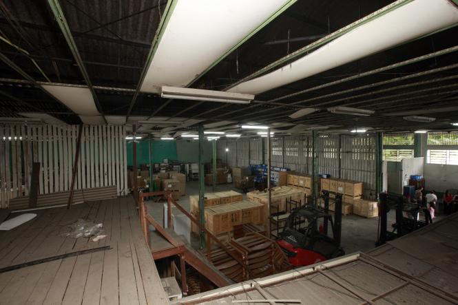 O governador Helder Barbalho considerou deteriorado o prédio e galpão do Departamento de Administração e Serviços (DAS) da Secretaria de Estado de Saúde do Pará (Sespa), durante visita técnica ao local na manhã desta sexta-feira (25). O objetivo foi verificar o estado atual da edificação, que requer um protocolo de intenções para reforma e readequação do espaço, em atividade desde a década de 1980.

FOTO: FERNANDO ARAÚJO / AG. PARÁ
DATA: 25.01.2019
BELÉM - PARÁ <div class='credito_fotos'>Foto: Fernando Araújo/Ag. Pará   |   <a href='/midias/2019/originais/92efcd93-5e55-4bb2-9232-80da6def930a.jpg' download><i class='fa-solid fa-download'></i> Download</a></div>