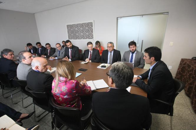 epresentantes do Banco de Desenvolvimento da América Latina (CAF) estiveram reunidos, na manhã desta terça-feira (19), com o governador do Pará, Helder Barbalho, e diversos secretários de estado para apresentar as linhas de crédito que estão disponíveis para a realização de investimentos multissetoriais da instituição para com o Estado.

FOTO: WAGNER SANTANA / AGÊNCIA PARÁ
DATA: 19.03.2019
BELÉM - PARÁ <div class='credito_fotos'>Foto: Wagner Santana / Ag. Pará   |   <a href='/midias/2019/originais/9334fa8c-7071-4ae8-b17b-d9eff94d8bb4.jpg' download><i class='fa-solid fa-download'></i> Download</a></div>