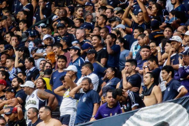 Mais de 10 mil pessoas fizeram a festa no primeiro jogo da final do Campeonato Paraense de 2019, o “Banparazão”. Mesmo com a chuva, a partida entre as equipes do Independente e do Clube do Remo foi um belo espetáculo para todos que compareceram ao Estádio Olímpico do Pará, o Mangueirão, neste domingo (14). O Galo Elétrico levou a melhor com o placar de 1 a 0.

FOTO: RICARDO AMANAJÁS / AGÊNCIA PARÁ
DATA: 15.04.2019
BELÉM - PARÁ <div class='credito_fotos'>Foto: Ricardo Amanajás / Ag. Pará   |   <a href='/midias/2019/originais/933e6313-8ffb-44fb-880e-a28da7fdcc42.jpg' download><i class='fa-solid fa-download'></i> Download</a></div>
