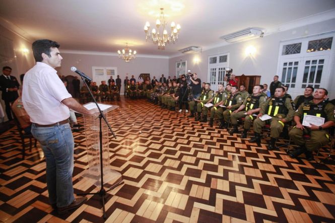 A ação de salvamento da pequena Maria Alice, de apenas 8 meses de vida, envolvendo seis policiais militares do Batalhão de Polícia Rodoviária Estadual (BPRV) foi condecorada com menção honrosa pelo governador Helder Barbalho. Em cerimônia de Ato de Concessão de Mérito por Atuação em Ocorrência realizada na noite desta sexta, 24, na sede do Palácio do Governo, o chefe do Executivo Estadual enalteceu a atuação dos PMs e os citou como exemplo e regra da instituição.

FOTO: RICARDO AMANAJÁS / AGÊNCIA PARÁ
DATA: 24.05.2019
BELÉM - PARÁ <div class='credito_fotos'>Foto: Ricardo Amanajás / Ag. Pará   |   <a href='/midias/2019/originais/9381a684-7c16-4d34-a341-077a4a38c430.jpg' download><i class='fa-solid fa-download'></i> Download</a></div>