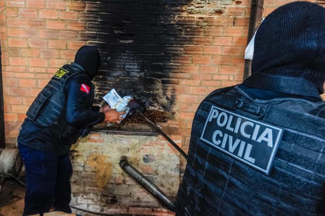 A Polícia Civil do Pará incinerou, na manhã desta segunda-feira (11), cerca de uma tonelada de drogas, dentre elas maconha, cocaína e derivados. A incineração foi realizada em uma indústria de cerâmica, localizada em Marituba, região metropolitana de Belém, após autorização judicial. Segundo o delegado Augusto Potiguar, diretor da Divisão Estadual de Narcóticos (Danarc), a maior parte das drogas foi apreendida no início deste ano e outra parte no primeiro semestre do ano passado, como resultado de operações policiais de combate ao tráfico de drogas. A incineração contou com as presenças de representantes do Ministério Público do Estado e Vigilância Sanitária.

FOTO: ASCOM / POLÍCIA CIVIL
DATA: 11.03.2019
BELÉM - PA <div class='credito_fotos'>Foto: Ascom / Polícia Civil   |   <a href='/midias/2019/originais/93be9fa4-0f1b-47de-8504-073c76a318a1.jpg' download><i class='fa-solid fa-download'></i> Download</a></div>