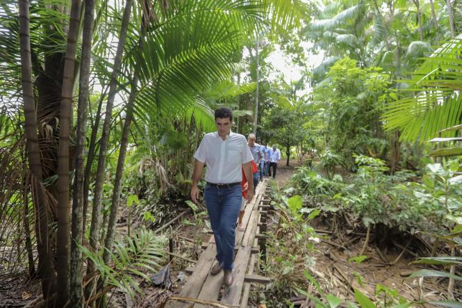 Acompanhado por secretários de Estado, deputados e técnicos da Secretaria de Estado de Trasportes (Detran), do Conselho Regional de Engenharia (Crea-PA) e do Corpo de Bombeiros, o governador Helder Barbalho vistoriou, na manhã deste sábado (26), a ponte Rio Moju, localizada no quilômetro 48 da Alça Viária. A estrutura, que é a segunda no sentido de quem vai de Moju para Belém, apresenta problemas de corrosão e de desgaste em pilares e estacas, além de uma dilatação um pouco maior do que o habitual entre dois blocos de concreto que compõem as pistas de rolamento. A situação tem preocupado moradores da área e usuários da ponte.

FOTO: MARCO SANTOS / AGÊNCIA PARÁ
BELÉM - PARÁ
DATA; 26.01.2019 <div class='credito_fotos'>Foto: Marco Santos / Ag. Pará   |   <a href='/midias/2019/originais/93f1c49f-721a-4558-ae10-5081eb83fe2f.jpg' download><i class='fa-solid fa-download'></i> Download</a></div>