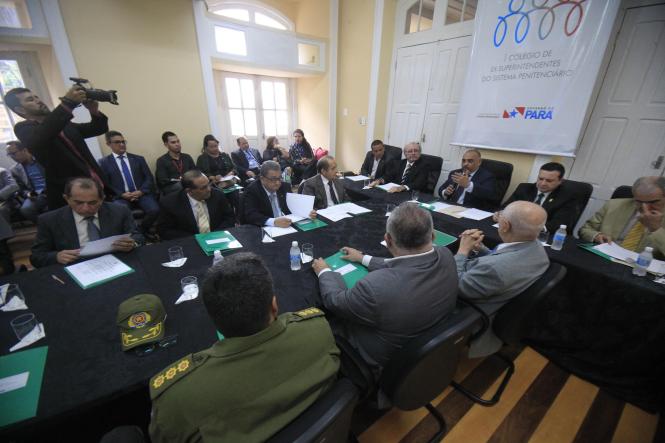 O I Colégio de ex-superintendentes do Sistema Penitenciário do Estado (Susipe), reuniu na última sexta feira (8/2), ex-titulares da pasta para debater suas experiências na gestão prisional do Estado. O grupo irá se encontrar mensalmente e deliberar ações necessárias para a melhoria do sistema carcerário paraense e ainda escolher os representantes para os conselhos penitenciários.
 

FOTO: ASCOM / SUSIPE
DATA: 12.02.2019
BELÉM - PARÁ <div class='credito_fotos'>Foto: ASCOM SUSIPE   |   <a href='/midias/2019/originais/9406f48e-2400-4f23-b18f-c31d330a6dd0.jpg' download><i class='fa-solid fa-download'></i> Download</a></div>