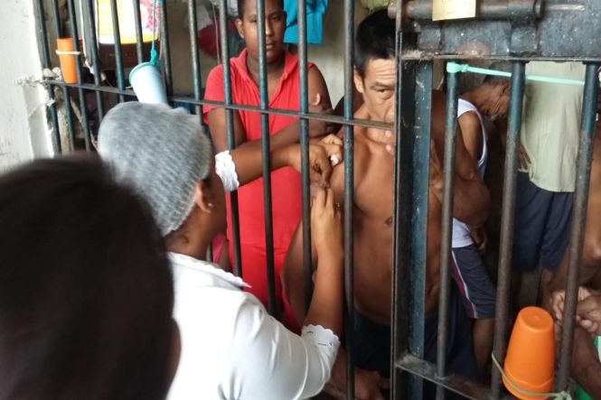 Internos e funcionários do Centro de Recuperação Regional de Castanhal (CRRCAST) e do Centro de Recuperação Regional de Tomé-Açu (CRRTA) já começaram a receber a vacina contra o vírus Influenza, causador de gripe. A campanha nacional é realizada desde o último dia 10 de abril, e prosseguirá até 31 de maio. Nas duas unidades a vacinação começou na terça-feira (16), e continuará até 23 de abril. 

FOTO: ASCOM / SUSIPE
DATA: 18.04.2019
BELÉM - PARÁ <div class='credito_fotos'>Foto: ASCOM / SUSIPE   |   <a href='/midias/2019/originais/9409bfb5-0f62-4b18-a19c-850c56e25a58.jpg' download><i class='fa-solid fa-download'></i> Download</a></div>