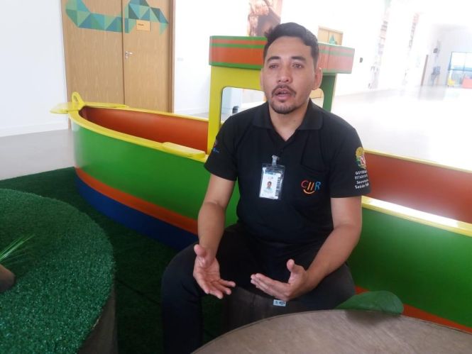 O aprendizado da língua de sinais tem um importante reforço de dois  professores e  intérpretes de Libras que ministram aulas diárias em horários alternados, para grupos de colaboradores, em intervalos de suas atividades.
Um deles e o Rogério Dias Moreira que também faz mediação da comunicação entre usuários e colaboradores, além de tradução de voz .

FOTO: ASCOM / CIIR
DATA: 25.04.2019
BELÉM - PARÁ
 <div class='credito_fotos'>Foto: ASCOM CIIR   |   <a href='/midias/2019/originais/944fe550-2a19-4f4f-9a73-ec63c97b763a.jpg' download><i class='fa-solid fa-download'></i> Download</a></div>