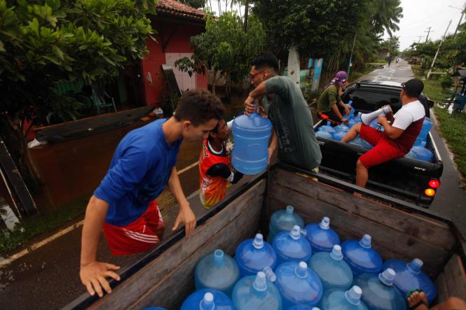A Defesa Civil do Estado já está no município de São Domingos do Capim, no nordeste do Pará, que foi atingido por forte alagamento desde a última quinta-feira (21). 

FOTO: MAYCON NUNES / AGÊNCIA PARÁ
DATA: 23.03.2019
SÃO DOMINGOS DO CAPIM - PARÁ <div class='credito_fotos'>Foto: Maycon Nunes / Ag. Pará   |   <a href='/midias/2019/originais/945ae64c-c906-4686-ad23-d71e8b78052a.jpg' download><i class='fa-solid fa-download'></i> Download</a></div>
