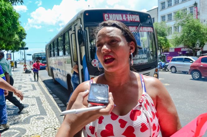 O número de registros de roubos a coletivos diminuiu em todo o Pará. Na capital, usuários do transporte público aprovam as medidas que vem sendo adotas e que refletem as reduções. No ponto de ônibus próximo a um dos cartões postais de Belém, a Praça do Relógio, é grande o fluxo de pessoas que utilizam o transporte público para se deslocarem para o trabalho, escola e demais atividades. Nas esquinas, viaturas policiais garantem a segurança e inibem não só o roubo a coletivos, mas diversos outros crimes.
Liliane Rodrigues.

FOTO: ELIELSON MODESTO / AGÊNCIA PARÁ
DATA: 14.05.2019
BELÉM - PARÁ
 <div class='credito_fotos'>Foto: Elielson Modesto / Ascom Segup   |   <a href='/midias/2019/originais/945bcdde-2115-49a4-b945-73db7a78c1c5.jpg' download><i class='fa-solid fa-download'></i> Download</a></div>