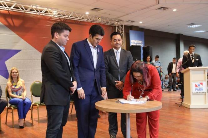 A Empresa de Assistência Técnica e Extensão Rural do Estado do Pará (Emater), por meio da presidente Cleide Amorim, e o Instituto de Terras do Pará (Iterpa), por meio do presidente Bruno Kono, firmaram um termo de cooperação técnica inédito que alia assistência técnica e regularização fundiária, desburocratizando e acelerando os processos, integrando os órgãos e promovendo desenvolvimento sustentável para a agricultura familiar.

FOTO  MARCILIO COSTA / ASCOM ITERPA
DATA 03.04.2019
MARABA - PARA <div class='credito_fotos'>Foto: Marcilio Costa / Ascom ITERPA   |   <a href='/midias/2019/originais/94b45f1f-4d9d-438a-9970-0e5cd4ff2710.jpg' download><i class='fa-solid fa-download'></i> Download</a></div>