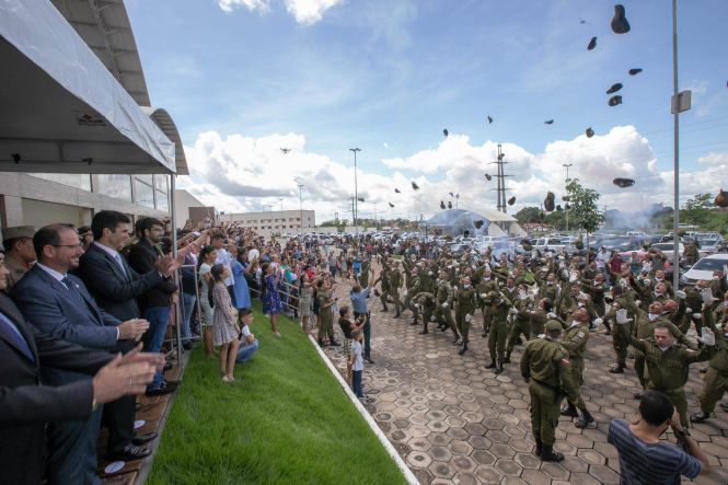 Durante dois dias, a cidade de Marabá, no Sudeste do Estado, esteve, mais uma vez, em destaque. A cidade sediou o I Encontro Regional de Educação e entregou a população 100 policiais militares, que a partir de hoje reforçarão a segurança do Estado. Nesta sexta-feira (03), no Centro de Convenções, ocorreu o encerramento do encontro e a solenidade de formatura dos novos soldados, que contou com a participação do governador do Estado, Helder Barbalho.

FOTO: MARCO SANTOS / AGÊNCIA PARÁ
DATA: 03.05.2019
BELÉM - PARÁ



 <div class='credito_fotos'>Foto: Marco Santos / Ag. Pará   |   <a href='/midias/2019/originais/94ced508-ea9e-4452-a490-f5733778e959.jpg' download><i class='fa-solid fa-download'></i> Download</a></div>