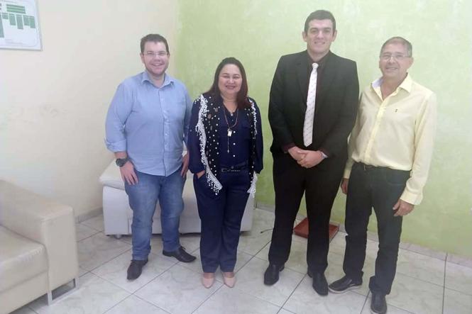 Novas diretrizes para obter apoio em projetos de investimento produtivo (pips) agroindustrial foram discutidas durante reunião no escritório central da Empresa de Assistência Técnica e Extensão Rural do Estado do Pará (Emater), em Marituba, realizada nessa quarta-feira (24). Participaram representantes da Emater e do Núcleo de Gerenciamento do Pará Rural (NGPR).

FOTO: ASCOM EMATER
DATA: 24.01.2019
MARITUBA - PARÁ <div class='credito_fotos'>Foto: ASCOM EMATER   |   <a href='/midias/2019/originais/94e5e0d8-e261-4f96-a843-9c10a5c6d806.jpg' download><i class='fa-solid fa-download'></i> Download</a></div>